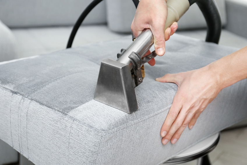 Sofa professionell reinigen lassen – 100+ geprüfte Lösungen